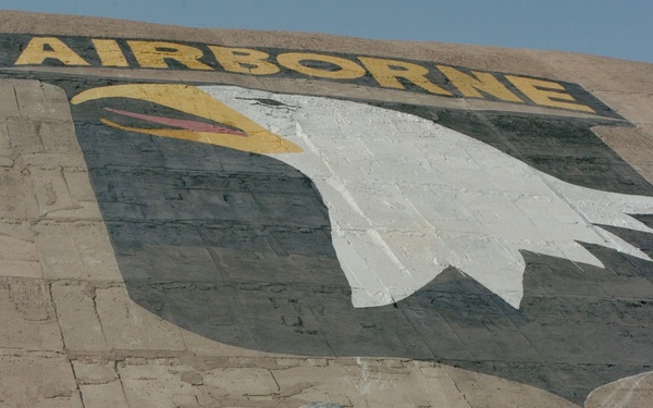 LTG Peter Chiarelli's visits LSAA to visit the Thunder Brigade