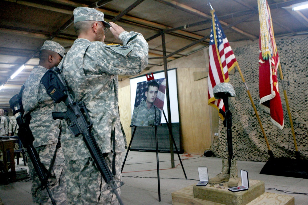 Soldiers gather to mourn fallen &quot;hero&quot;