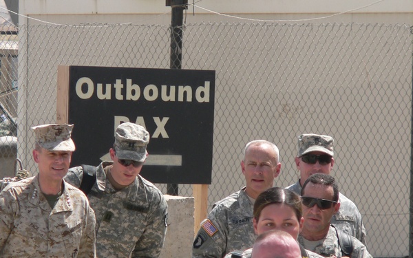 General Pace meets with soldiers on FOB Marez