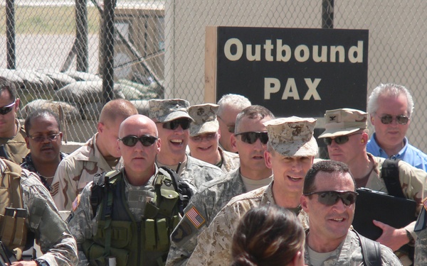 General Pace meets with soldiers on FOB Marez