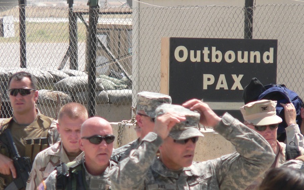 General Pace meets with soldiers on FOB Marez