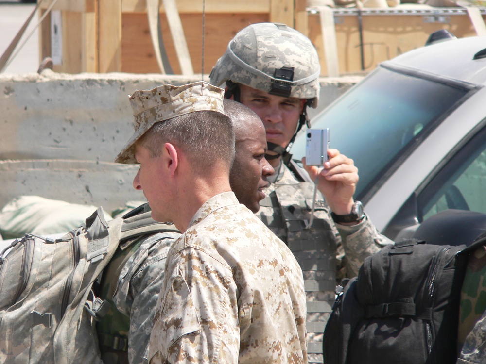 General Pace meets with soldiers on FOB Marez