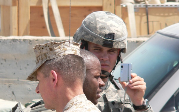 General Pace meets with soldiers on FOB Marez
