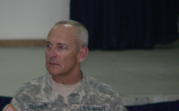 General Pace meets with soldiers on FOB Marez