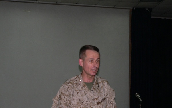 General Pace meets with soldiers on FOB Marez