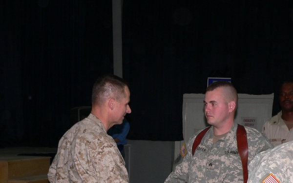 General Pace meets with soldiers on FOB Marez