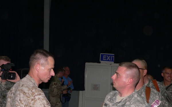 General Pace meets with soldiers on FOB Marez
