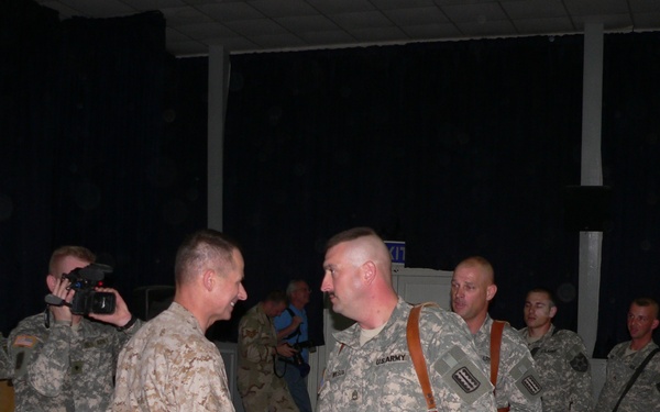 General Pace meets with soldiers on FOB Marez