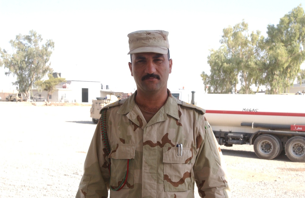 Iraqi soldiers receive weapons training