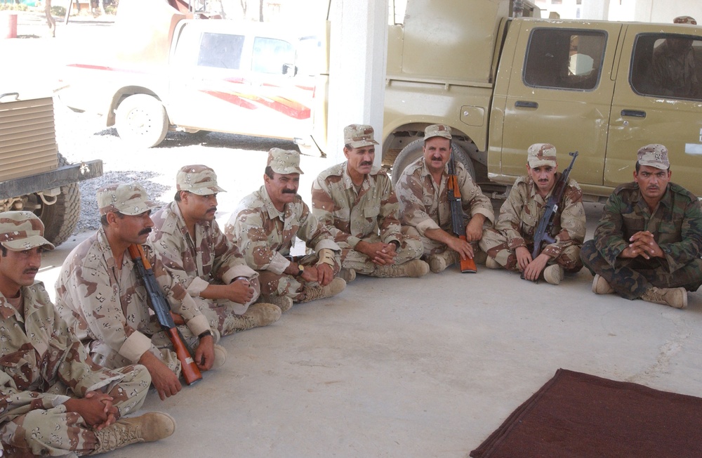 Iraqi soldiers receive weapons training