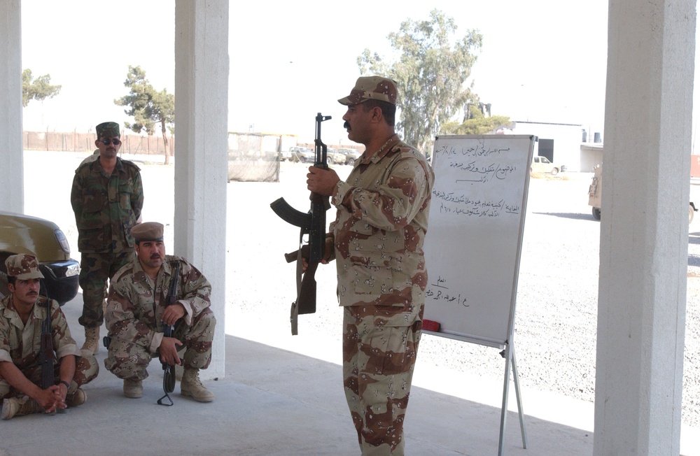 Iraqi soldiers receive weapons training