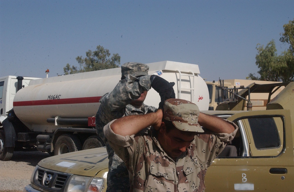 Iraqi soldiers receive weapons training