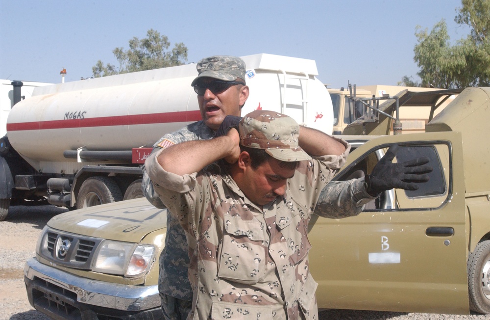 Iraqi soldiers receive weapons training