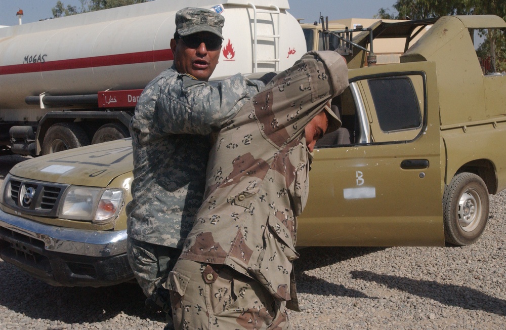 Iraqi soldiers receive weapons training