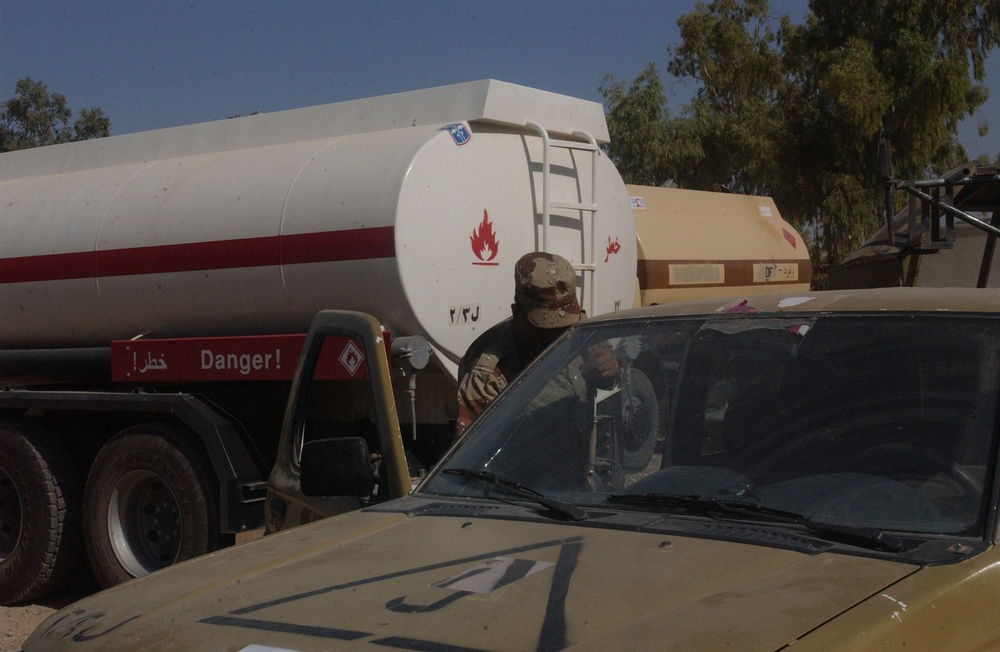 Iraqi soldiers receive weapons training