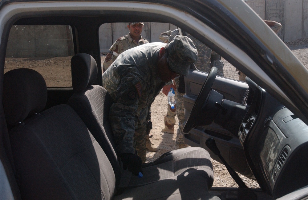 Iraqi soldiers receive weapons training