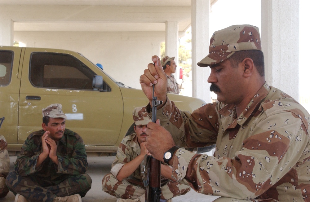 Iraqi soldiers receive weapons training