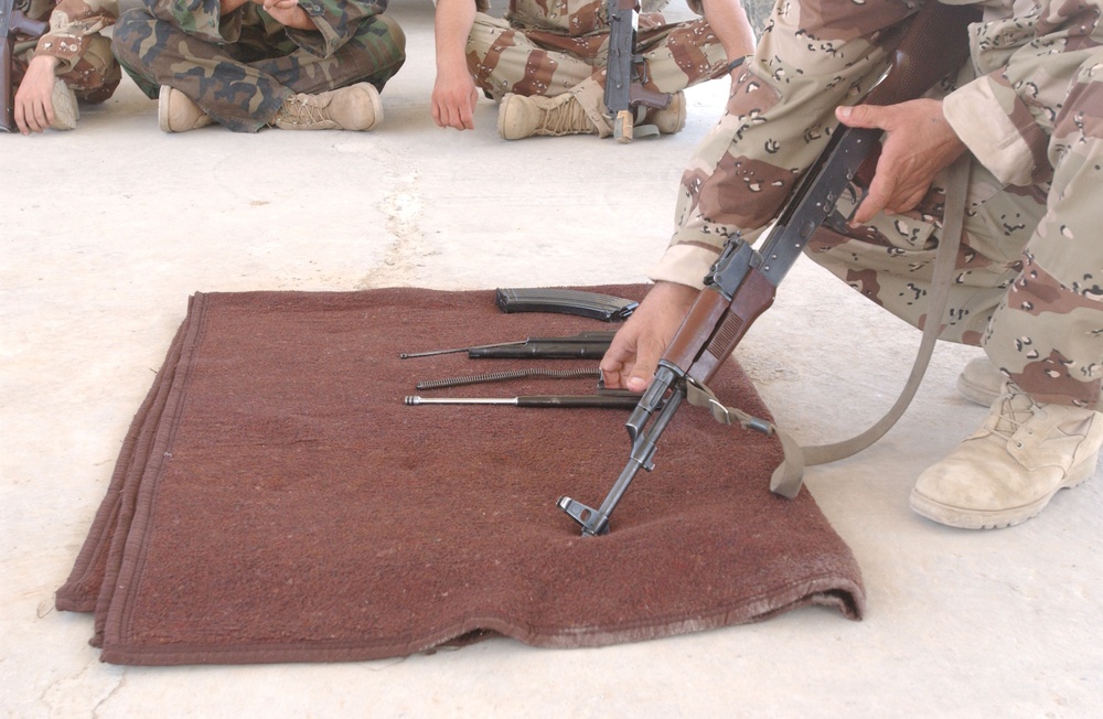 Iraqi soldiers receive weapons training