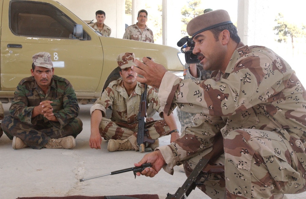 Iraqi soldiers receive weapons training