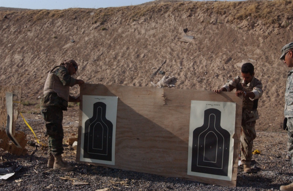 Iraqi soldiers receive weapons training