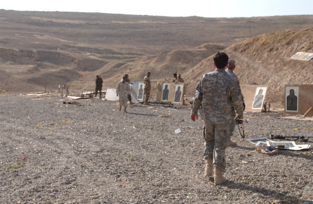 Iraqi soldiers receive weapons training