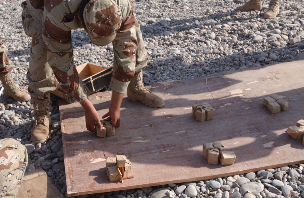 Iraqi soldiers receive weapons training
