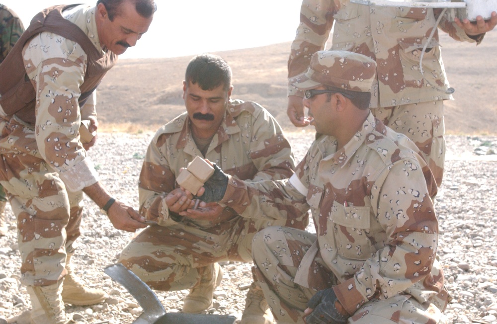 Iraqi soldiers receive weapons training