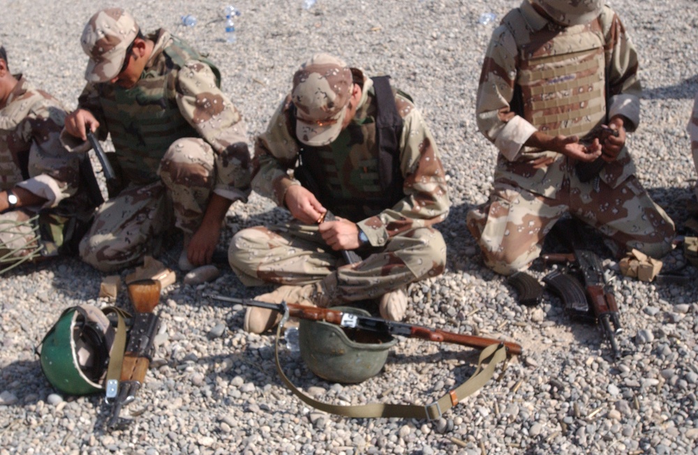 Iraqi soldiers receive weapons training