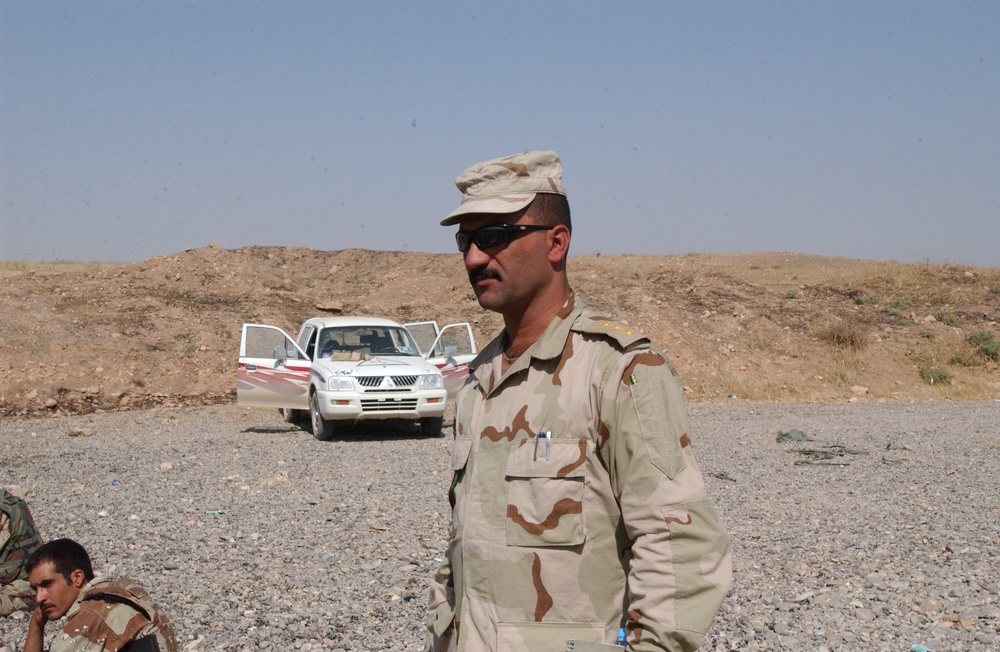 Iraqi soldiers receive weapons training