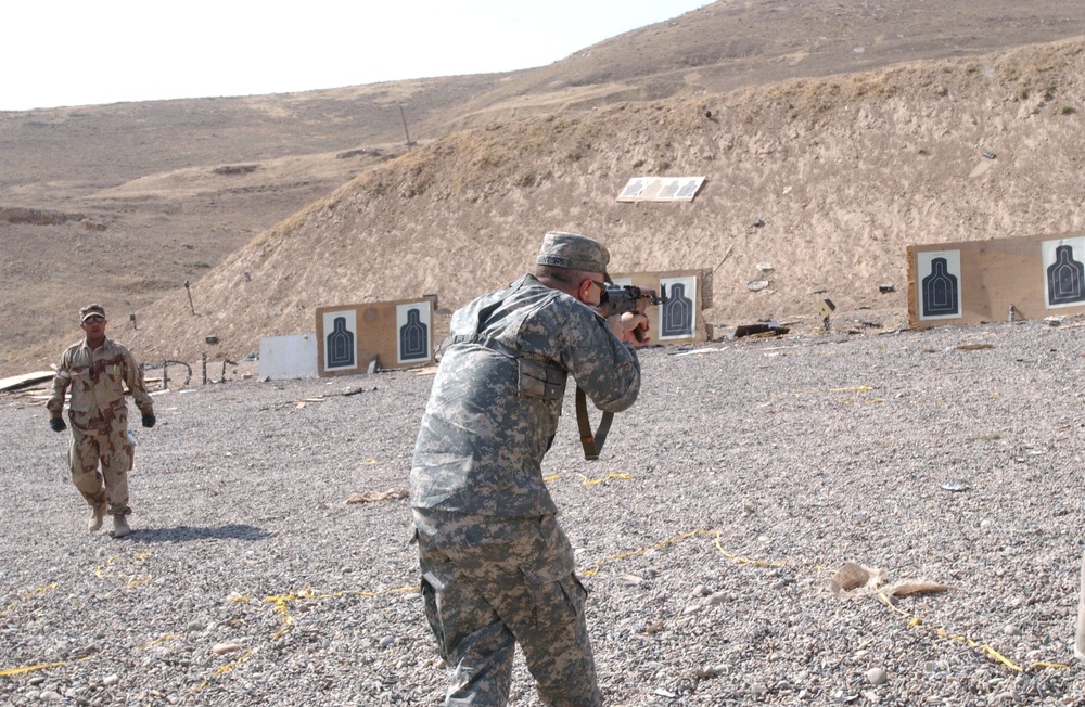 Iraqi soldiers receive weapons training