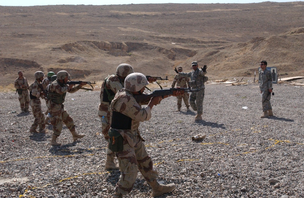 Iraqi soldiers receive weapons training