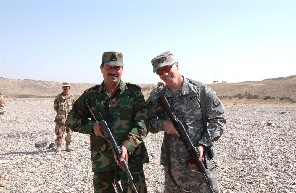 Iraqi soldiers receive weapons training