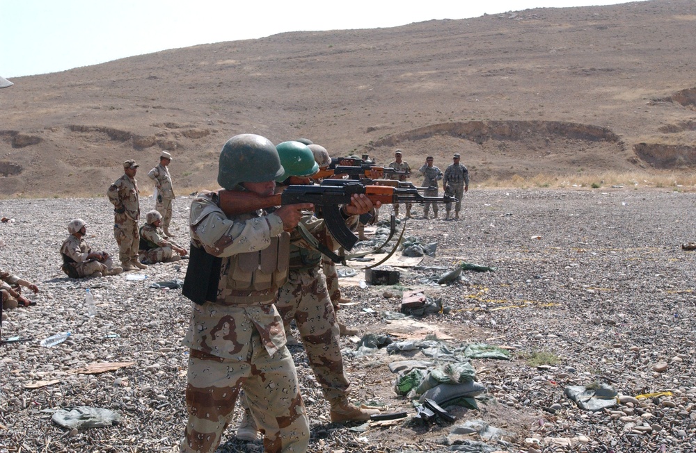 Iraqi soldiers receive weapons training