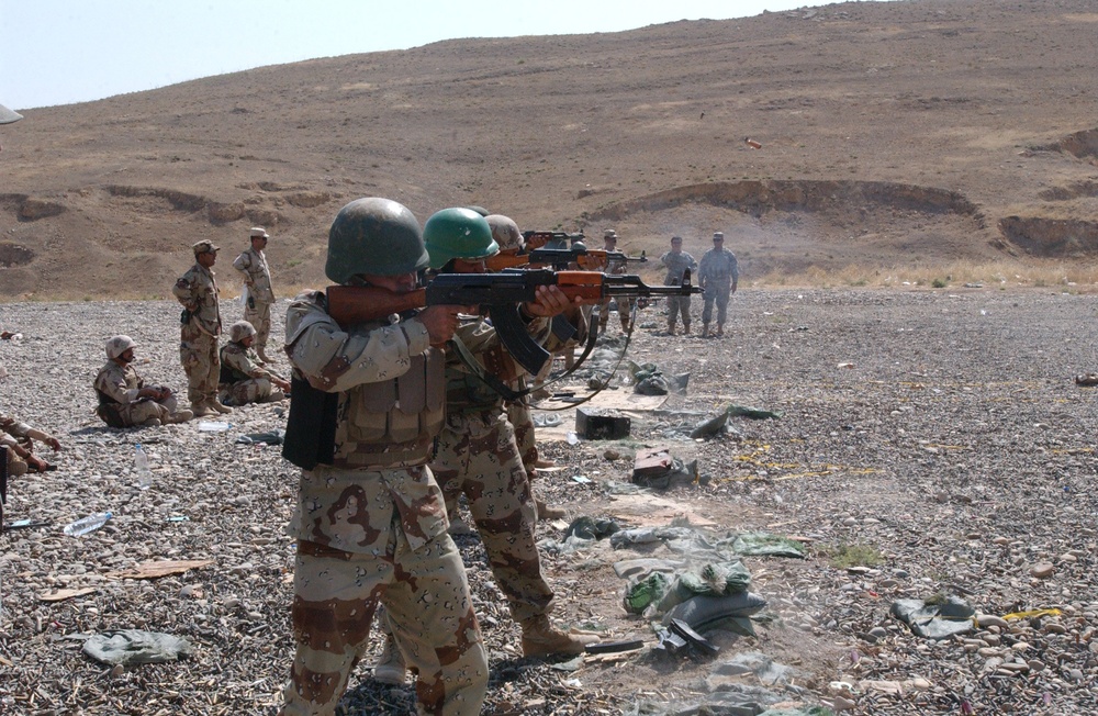 Iraqi soldiers receive weapons training