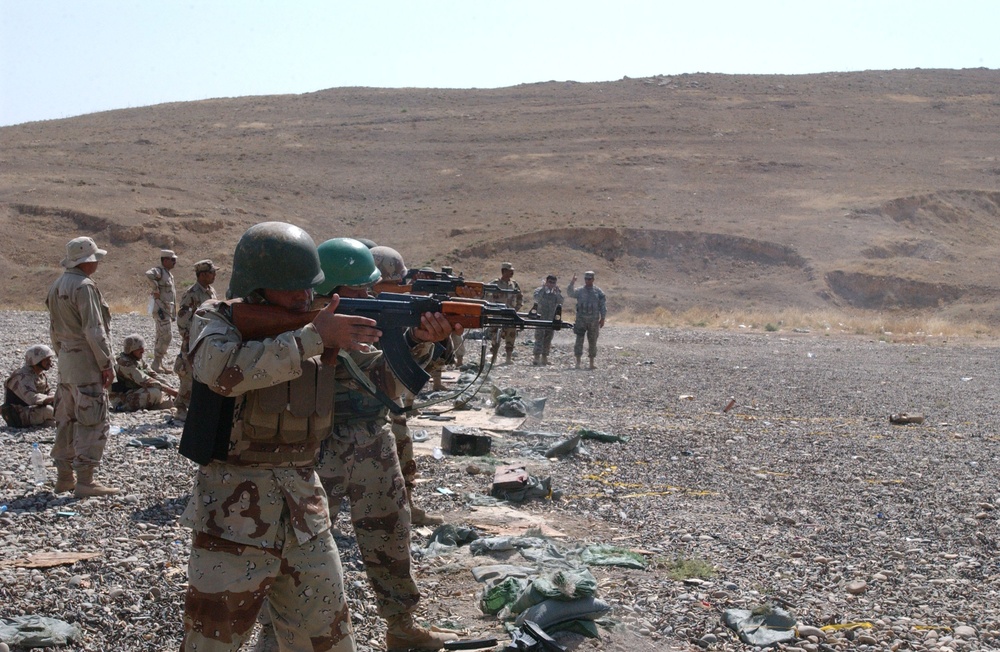 Iraqi soldiers receive weapons training