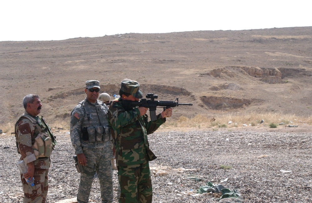 Iraqi soldiers receive weapons training