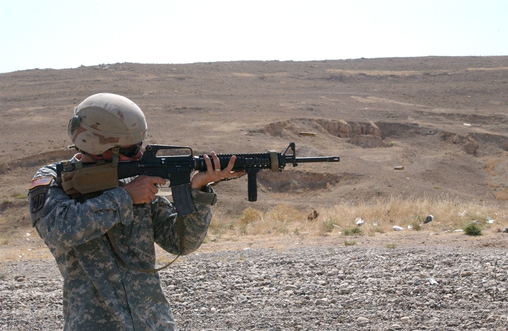 Iraqi soldiers receive weapons training