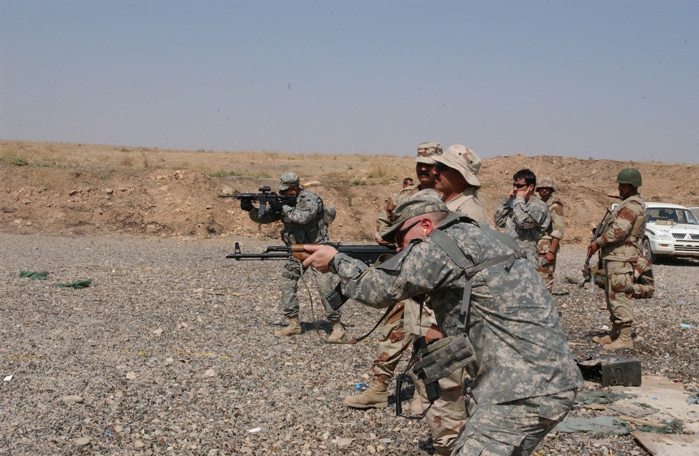 Iraqi soldiers receive weapons training