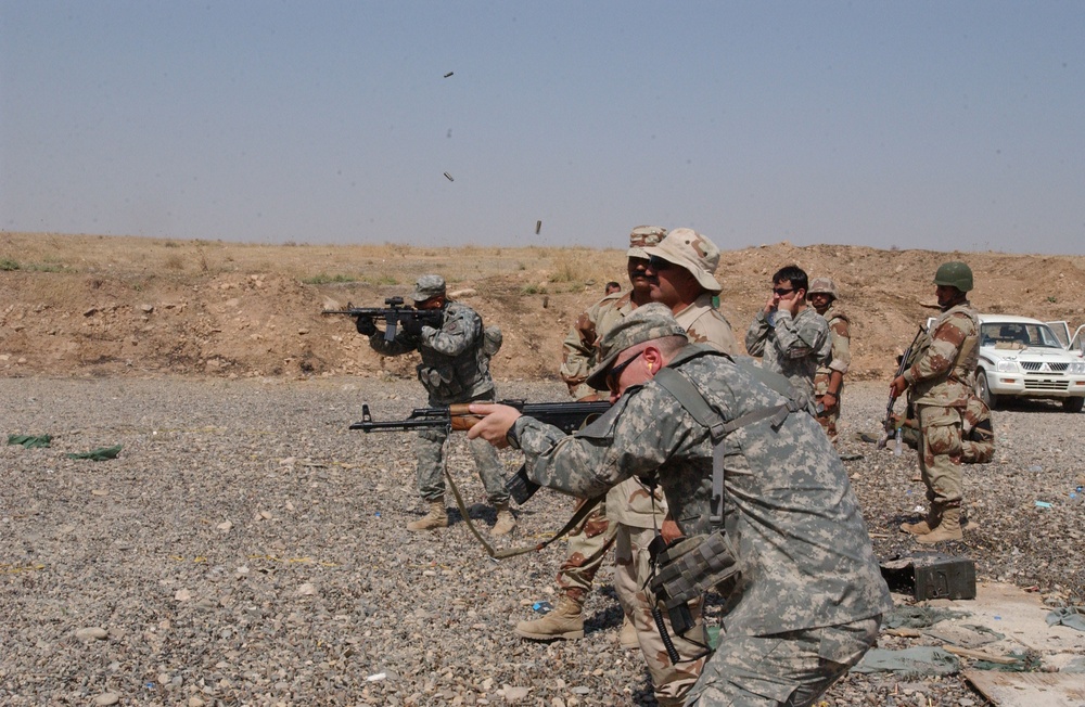 Iraqi soldiers receive weapons training