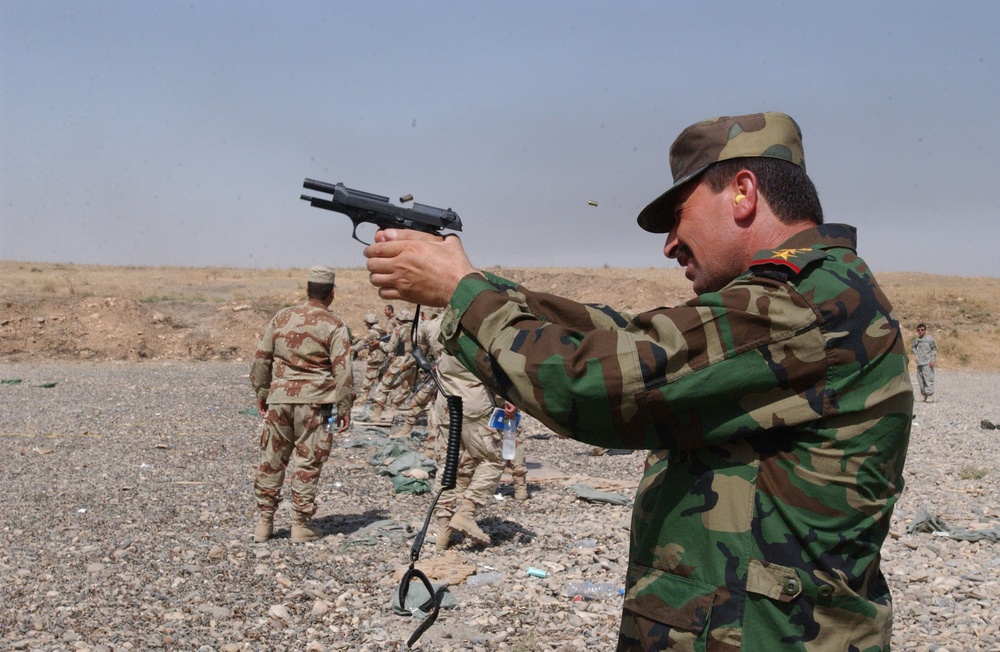 Iraqi soldiers receive weapons training
