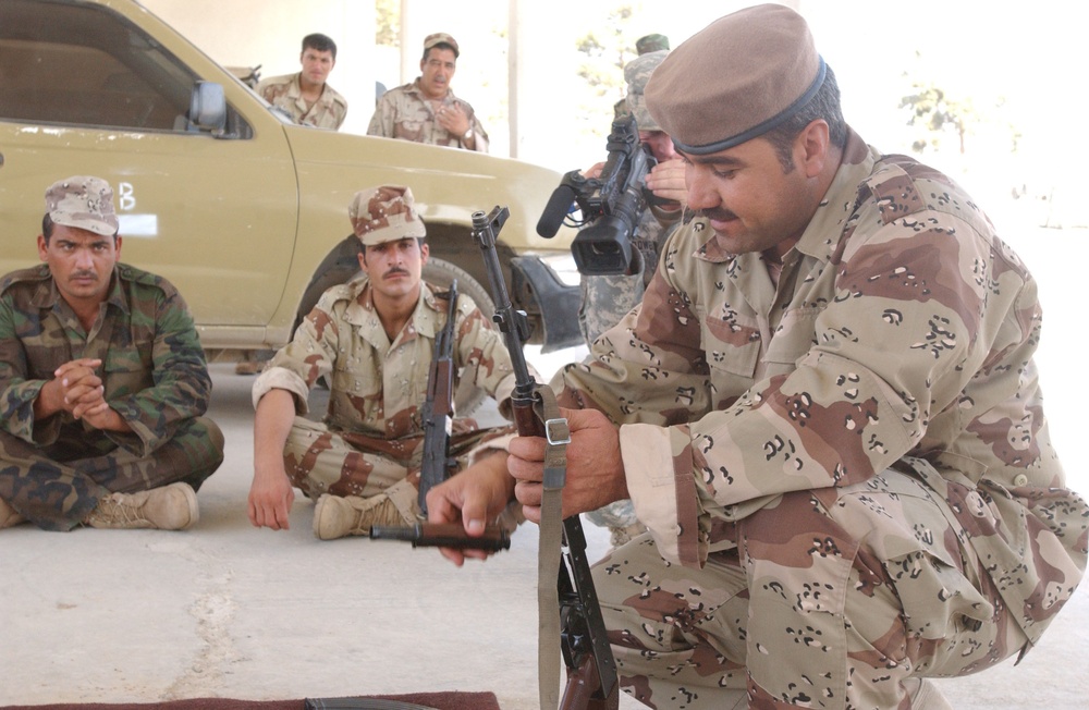 Iraqi soldiers receive weapons training