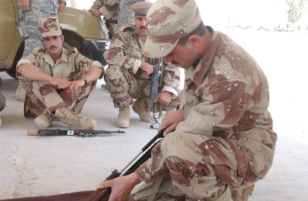 Iraqi soldiers receive weapons training