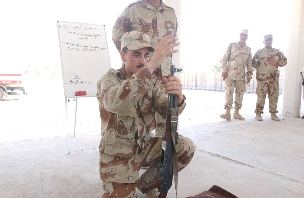 Iraqi soldiers receive weapons training