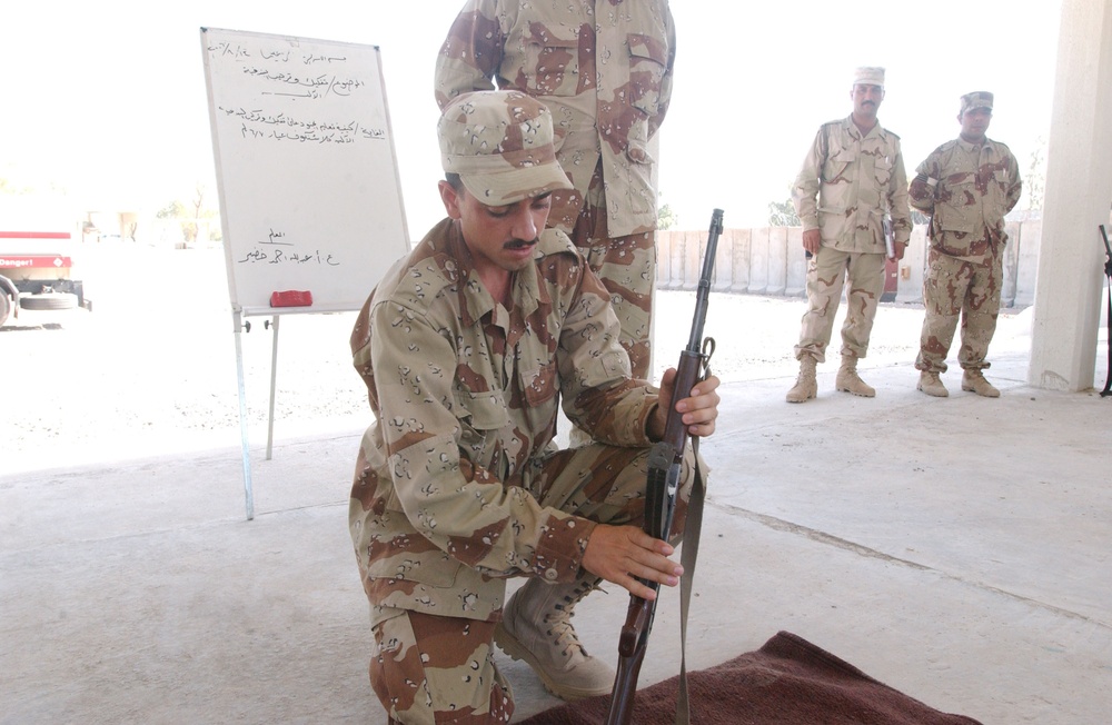 Iraqi soldiers receive weapons training