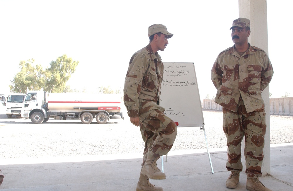Iraqi soldiers receive weapons training