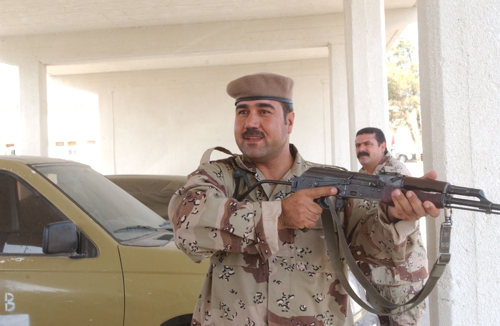Iraqi soldiers receive weapons training