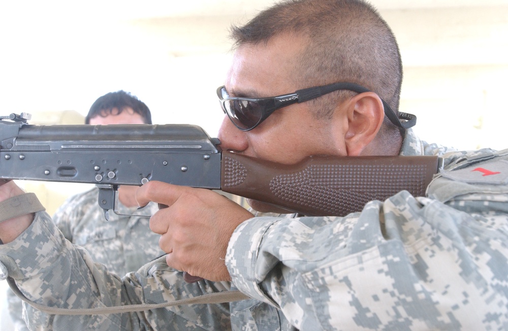 Iraqi soldiers receive weapons training