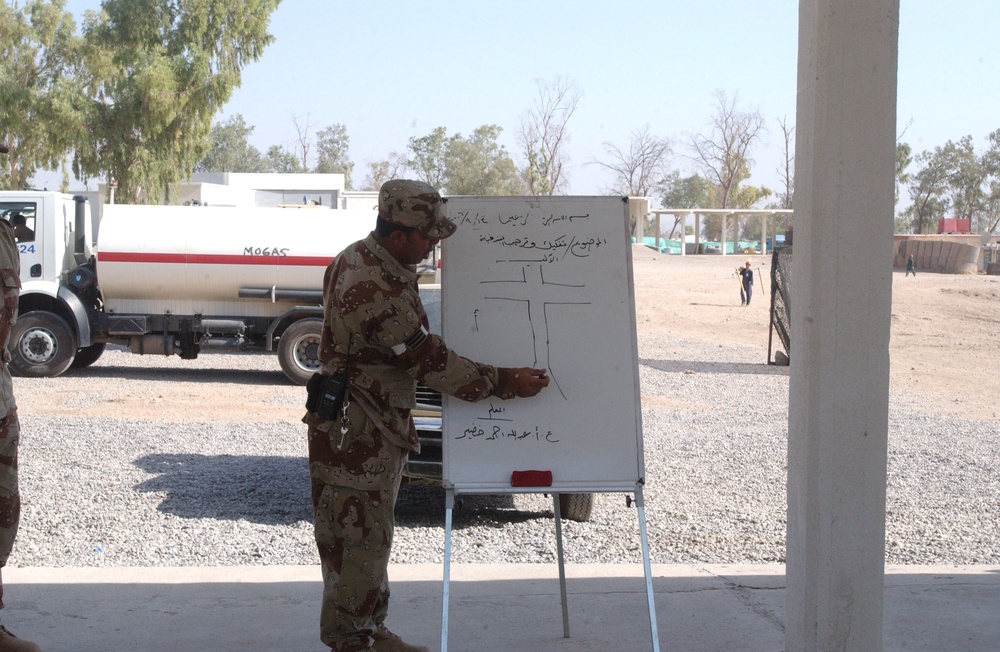 Iraqi soldiers receive weapons training