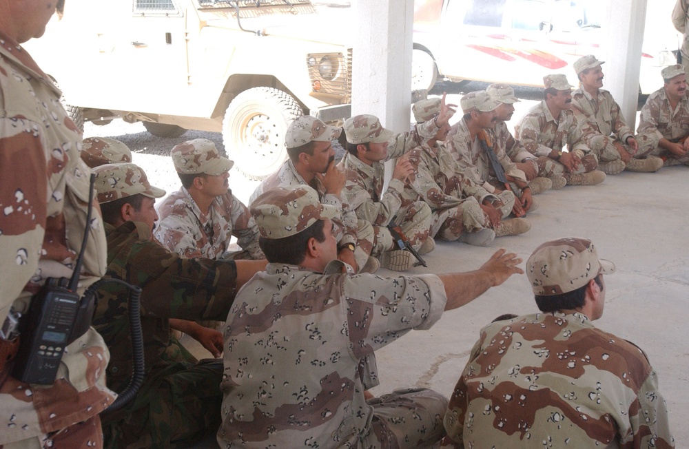 Iraqi soldiers receive weapons training