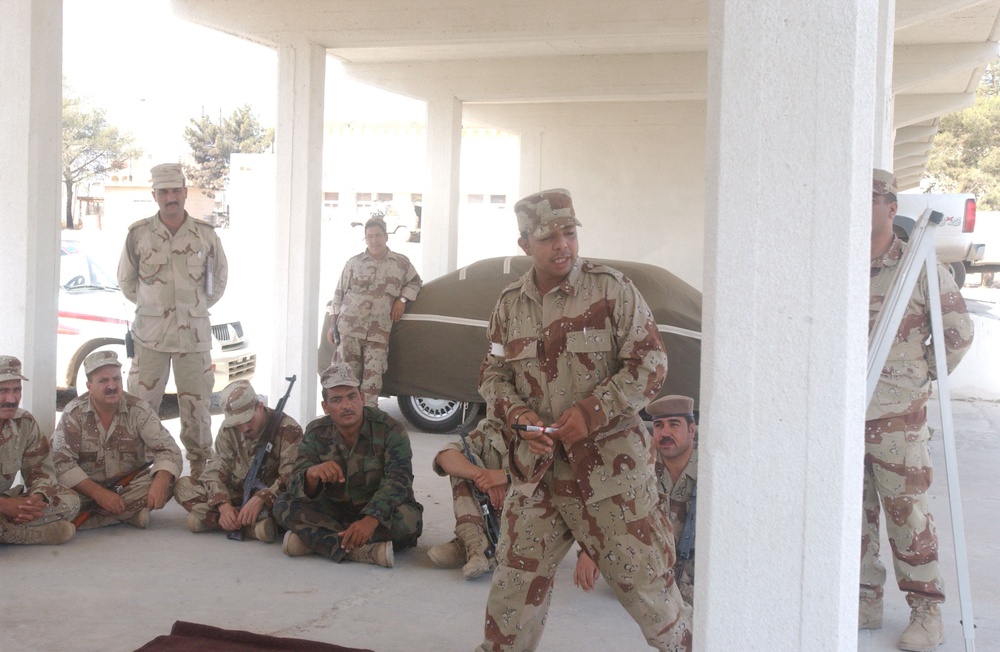 Iraqi soldiers receive weapons training